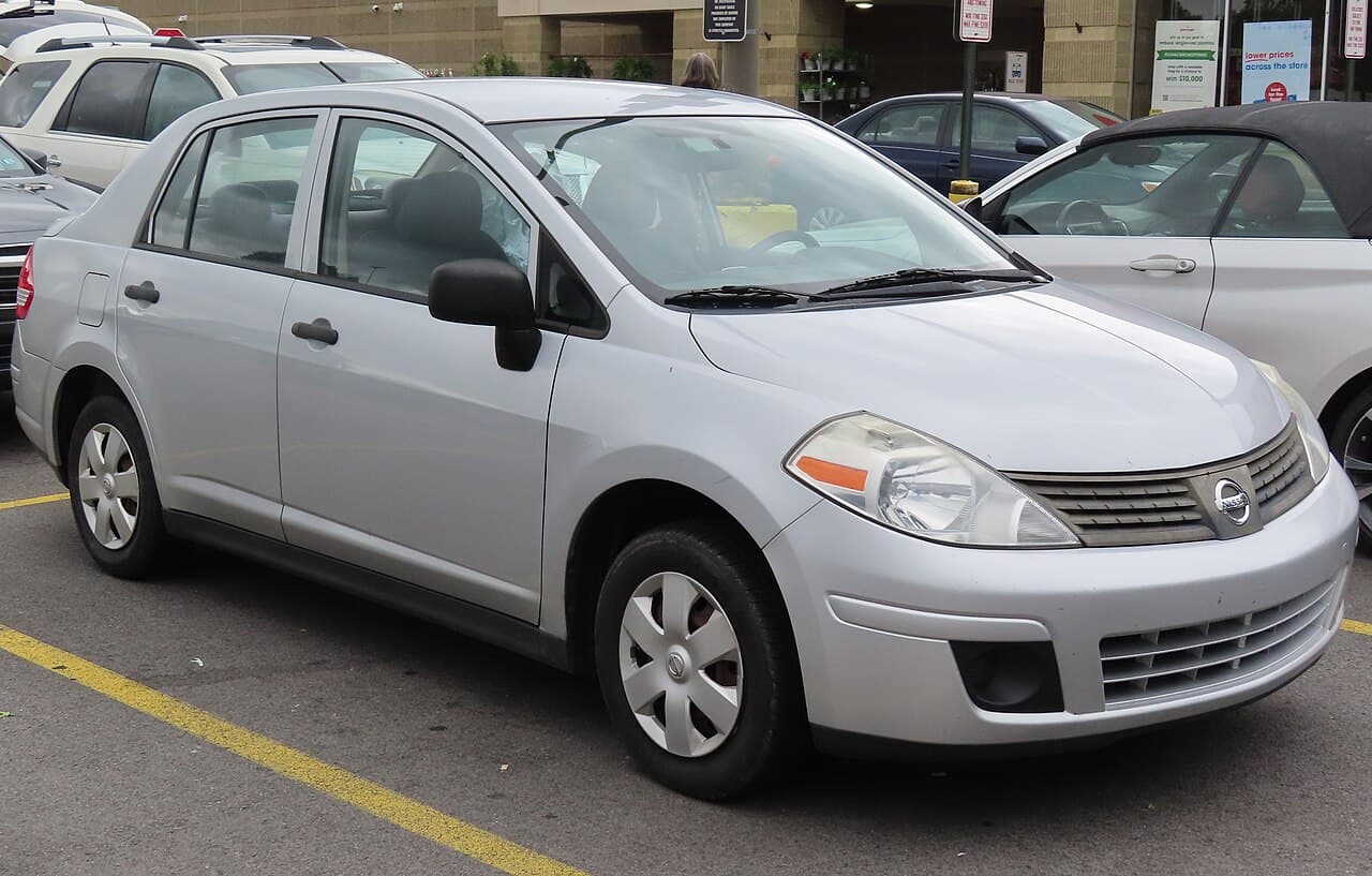 Nissan Versa 2000